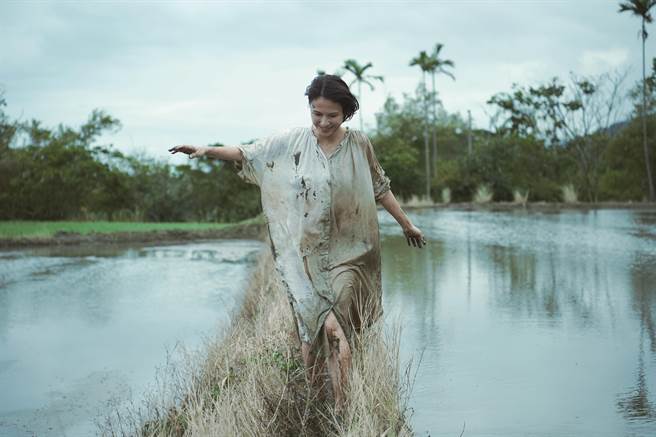李心洁拍摄主打歌曲〈盛开〉MV。（滚石唱片提供）