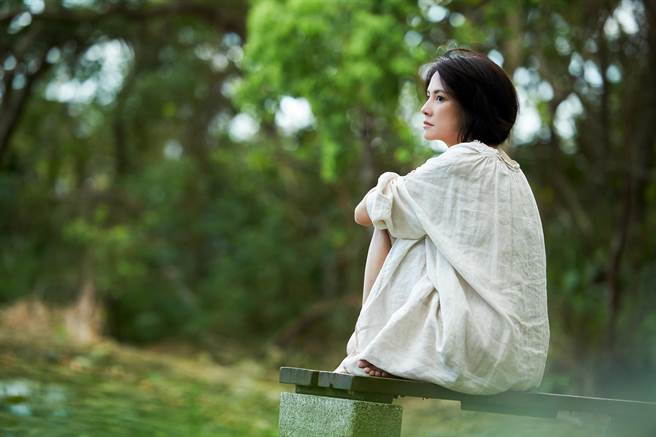 李心洁拍摄主打歌曲〈盛开〉MV。（滚石唱片提供）