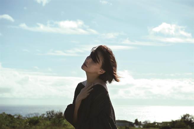 李心洁拍摄主打歌曲〈盛开〉MV。（滚石唱片提供）