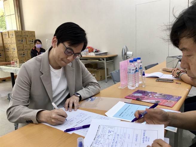 议员牛煦庭18日下午前往市党部完成桃园第1选区立委登记。(蔡依珍摄)