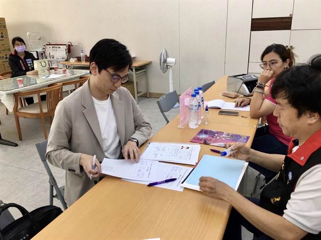 议员牛煦庭18日下午前往市党部完成桃园第1选区立委登记。(蔡依珍摄)