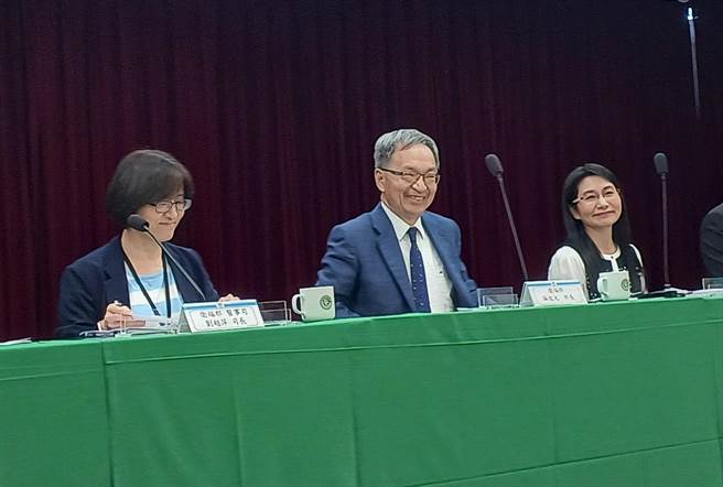 卫福部长薛瑞元日前出席嘉义高中校庆时语出惊人说「立法院啥米死人骨头拢有！」引发朝野立委不满，今天对此回应「某些天龙国的人听不懂台语，过度引申了！」（王家瑜摄）