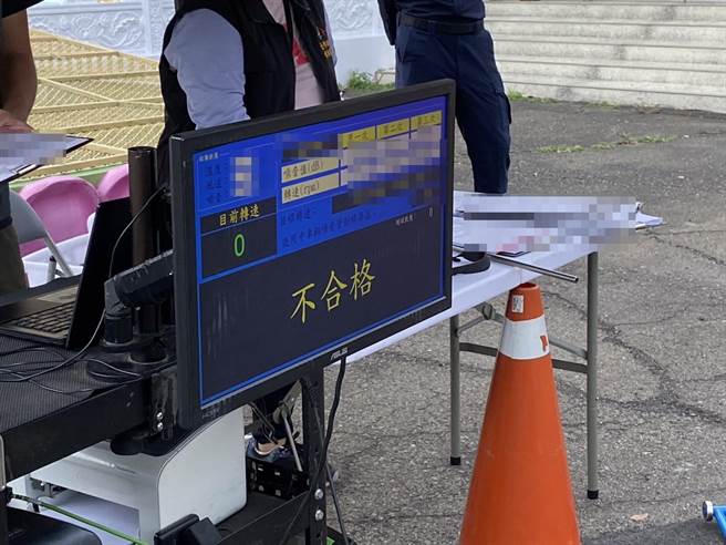 台中太平警方利用假日时段结合环保局、监理站在太平区长龙路沿线执行「改装车辆及噪音检测」联合稽查勤务。（太平警分局提供／冯惠宜台中传真）