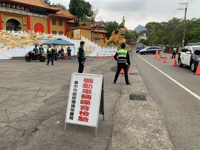 台中太平警方利用假日时段结合环保局、监理站在太平区长龙路沿线执行「改装车辆及噪音检测」联合稽查勤务。（太平警分局提供／冯惠宜台中传真）