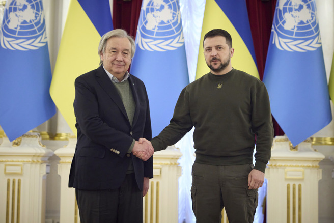 联合国秘书长古特瑞斯（Antonio Guterres）与乌克兰总统泽伦斯基（Volodymyr Zelenskyy）。（图／美联社）