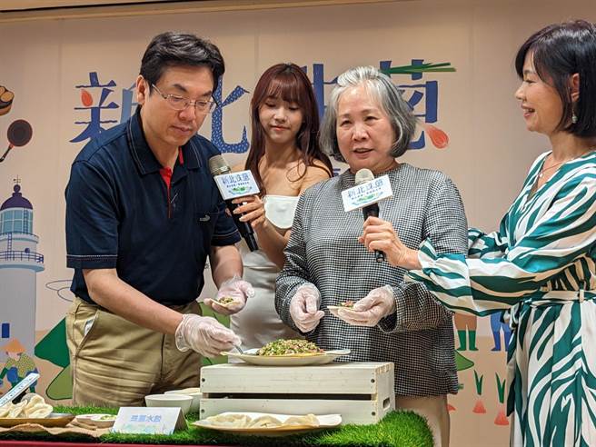 劉和然（左一）向家政媽媽學習包珠蔥水餃。（王揚傑攝）