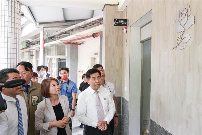 教育部长潘文忠参观学校内的性别友善厕所。（教育部提供／林志成台北传真）