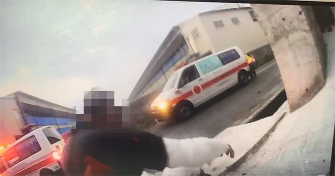 救护车抵达时，印尼籍船员和送货员意识清楚。（嘉义县消防局提供∕吕妍庭嘉义传真）