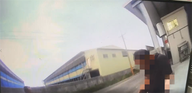 救护车抵达时，印尼籍船员和送货员意识清楚。（嘉义县消防局提供∕吕妍庭嘉义传真）