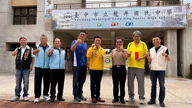 台中龙井3所学校学生将出赛国际，前立委顏宽恒18日捐款助孩子们为国争光。（顏宽恒团队提供／潘虹恩台中传真）