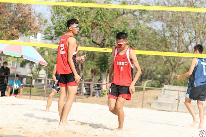台中龙津高中男子排球队学生胡丞刚（左）、庄子谅（右）、陈韦纶2月参加世界中学生沙滩排球锦标赛代表队选拔赛，成功取得代表权，将于5月出赛以色列。（龙津高中提供／潘虹恩台中传真）