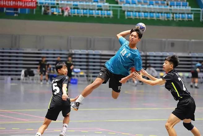 台中龙井国中近期参加全国中小学师生手球锦标赛，夺下国中男子组冠军，7月将前往丹麦与各国好手一较高下。（龙井国中提供／潘虹恩台中传真）