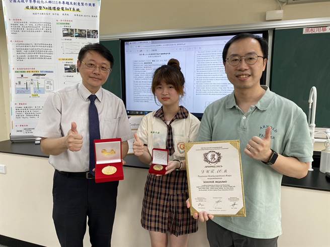 桃园市观音高中师生与龙华科大师生合作，参与2023第26届莫斯科阿基米德国际发明展荣获金牌，校长林振清（左）、学生彭于庭（中）、教师林仟弘（右）受访时分享研究心路歷程与获奖心得。（蔡明亘摄）