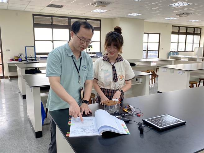 指导教师林仟弘（左）与学生彭于庭（右）等人，投入大量时间，针对作品进行改良。（蔡明亘摄）