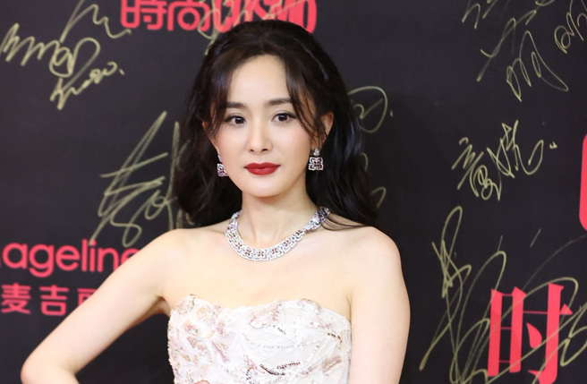 Yang Mi was photographed drinking at a private party with 