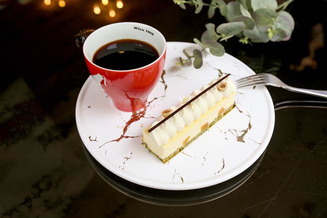 台中福华响应世界地球日，推出422当日限定「无塑好森活」优惠，自备环保杯及环保餐盒就享有咖啡、蛋糕买一送一的超值特惠。（台中福华提供／冯惠宜台中传真）