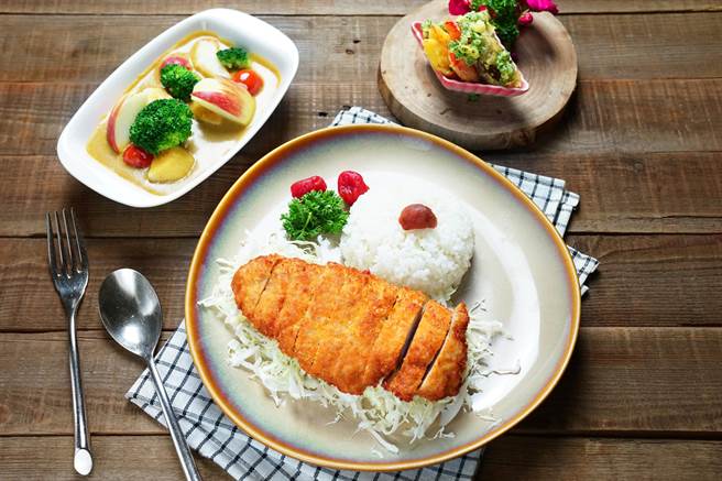 台中福华3F觅舍全新餐点「日式炸猪排饭佐苹果咖哩酱汁」将猪排炸至外皮黄金酥脆，起锅时香气浓郁诱人，肉质扎实多汁却不乾柴。（台中福华提供／冯惠宜台中传真）