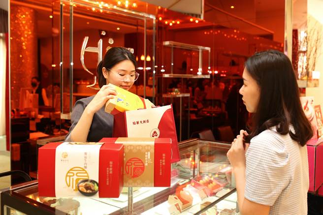 1F豪吧电商－云端厨房于422地球日当天只要携带「福华专属环保购物袋」至豪吧，只要装得进购物袋中，结帐金额一律打五折，每人限购一袋，装满为止。（台中福华提供／冯惠宜台中传真）