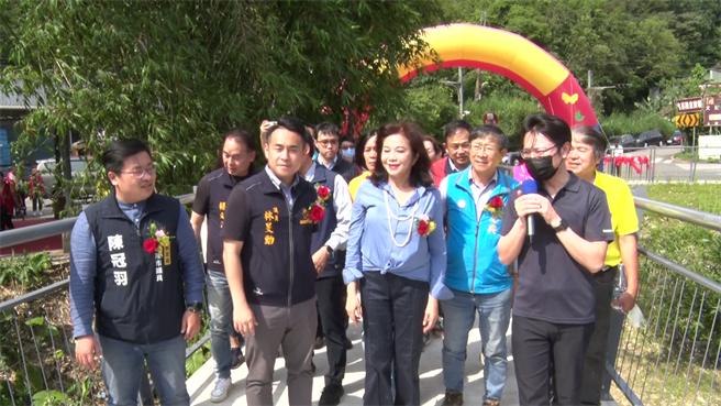 基隆河岸自行车道最后一段终于贯通，基隆市副市长邱佩琳（前排右3）表示，感谢交通部与经济部协助，让基隆河最美的一段能够完整呈现给市民。（张志康摄）