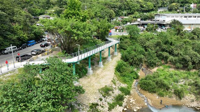 基隆河岸自行车道最后一段终于贯通，基隆市副市长邱佩琳表示，感谢交通部与经济部协助，让基隆河最美的一段能够完整呈现给市民。（张志康摄）