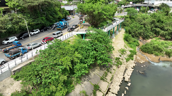 基隆河岸自行车道最后一段终于贯通，基隆市副市长邱佩琳表示，感谢交通部与经济部协助，让基隆河最美的一段能够完整呈现给市民。（张志康摄）