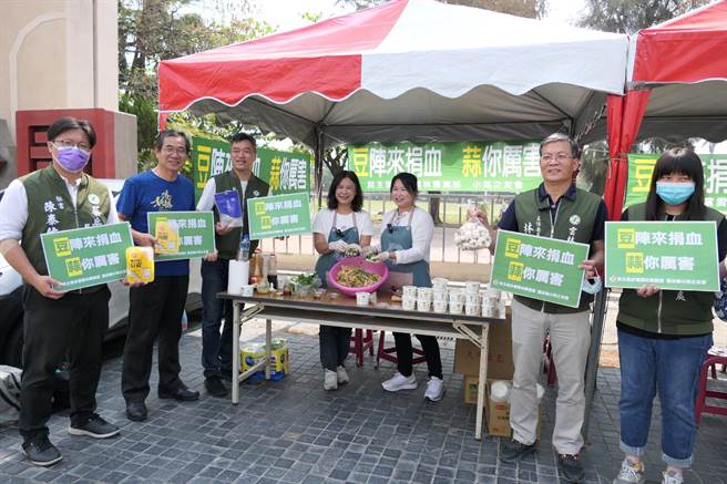 民进党云林县党部举办「捐血送豆皮」公益活动，缺蛋改吃豆皮补充蛋白质。（张朝欣摄）