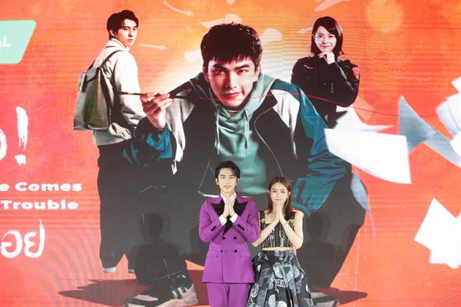 曾敬骅（左）和宋芸桦为戏到泰国参加记者会。（爱奇艺国际站提供）