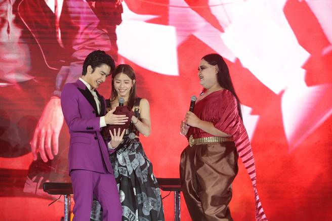 曾敬骅（左）和宋芸桦抱着鬼娃，右为鬼妻娜娜KOL。（爱奇艺国际站提供）