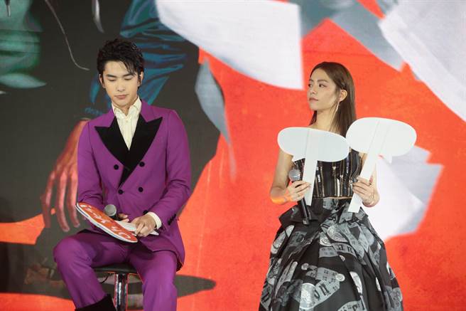 曾敬骅和宋芸桦台上玩默契大考验。（爱奇艺国际站提供）