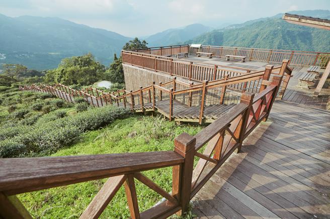 位于梅山166县道67.7K的太兴岩步道，依个人脚程来回约半小时到一小时，在停车场即可看见一览无遗的茶园景色。(嘉义县政府文观局提供)
