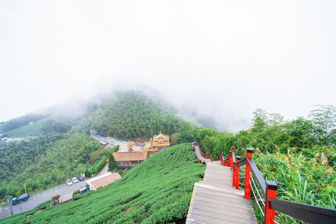 二尖山步道长约380公尺，隐藏在梅山乡龙眼村，也被称为是嘉义的抹茶山(嘉义县政府文观局提供)
