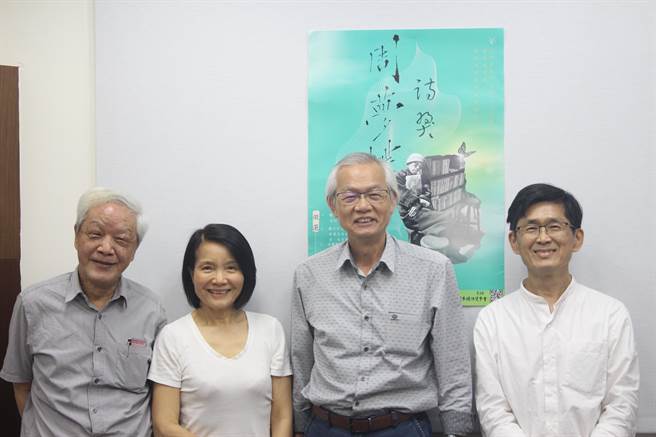 第六届周梦蝶诗奖决审会议由曾进丰（右2）主持，诗人（左起）向阳、陈育虹、陈义芝共同评选出首奖。（周梦蝶诗奖学会提供）