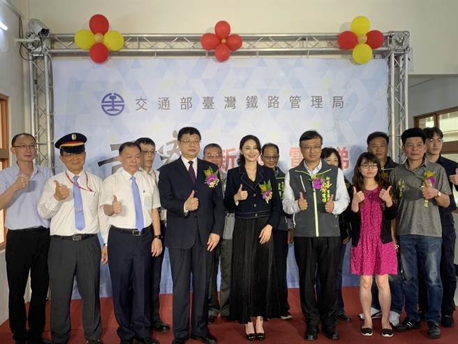 台鐵貢寮車站新建無障礙電梯啟用，立委賴品妤（右四）、台鐵局長杜微（左四）均到場出席。（徐佑昇攝）