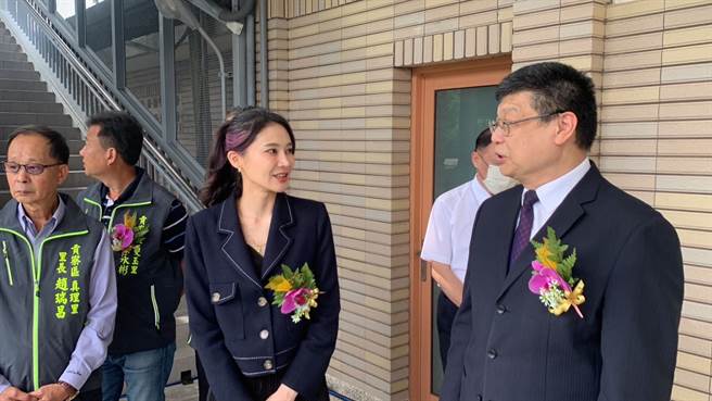 台鐵局長杜微向立委賴品妤說明新建內容。（徐佑昇攝）