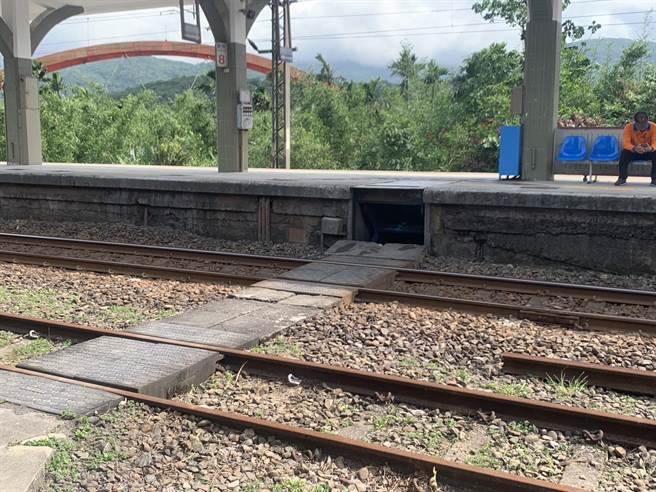 原本貢寮車站月台只有簡易升降梯可使用，但需跨越月台，易生危險。（徐佑昇攝）