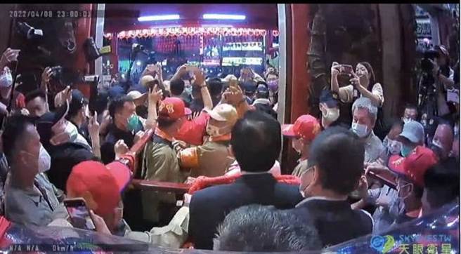 无法亲临遶境进香现场，透过即时影像也可以感受现场氛围。（逢甲大学提供／陈淑芬台中传真）