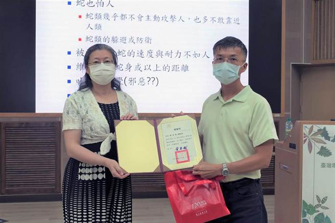 国立屏东科技大学生物科技系副教授蔡添顺应邀前往国立台南大学通识博雅教育讲座，以「臺湾毒蛇及毒蛇研究简介」为题分享研究成果。（南大提供／洪荣志台南传真）