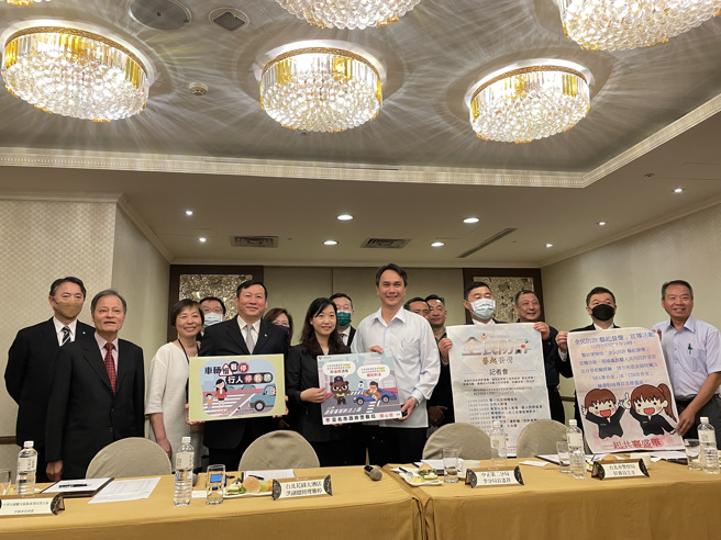 臺北花園酒店邀請中正第二分局長李憲蒼出席參與飯店聯防座談會。（簡銘柱翻攝）