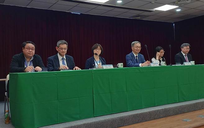 中研院基因体研究中心研究员沈家寧（左起）丶亚东医院副院长张至宏、衞福部医事司长刘越萍、衞福部长薛瑞元、食药署长吴秀梅、台北荣总医学研究部主任邱士华今天出席「再生医疗双法」记者会。（王家瑜摄）