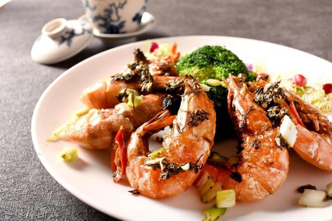 （圆山饭店金龙餐厅4月21日起推出潮州菜，图为「橄榄菜焗七星虾」。图／圆山大饭店提供）