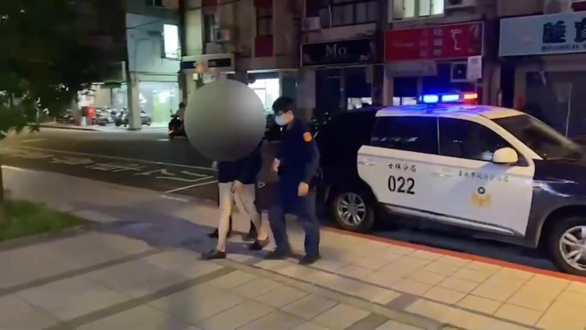 张姓男子竟因被呛一句「看三小」，持刀追砍被害人。（简铭柱翻摄）