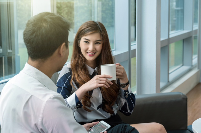 一位男子告白女同事，遭到对方以不够高的理由打枪。（示意图／shutterstock）
