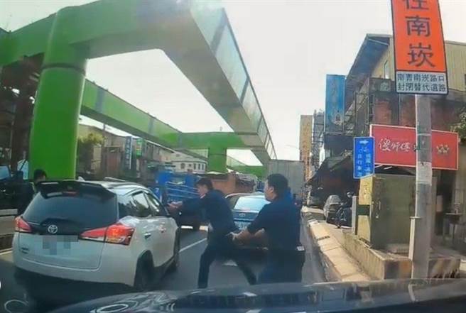 桃园一名男子今日驾驶失窃车遭拦却拒绝受检，竟开车狂逃1.5公里，警方最后开2枪，破窗喷辣椒水将其制伏逮捕。（翻摄照片／蔡明亘桃园传真）