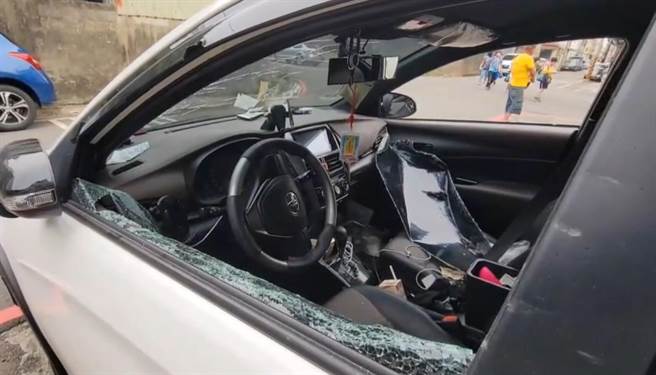 桃园一名男子今日驾驶失窃车遭拦却拒绝受检，最后还是被警方破窗压制逮捕。（翻摄照片／蔡明亘桃园传真）