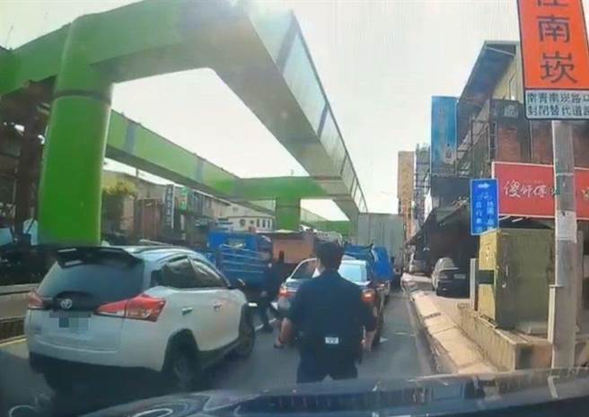桃园一名男子今日驾驶失窃车遭拦却拒绝受检，驾驶竟欲开车衝撞现场员警。（翻摄照片／蔡明亘桃园传真）