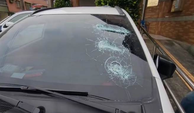 桃园一名男子今日驾驶失窃车遭拦却拒绝受检，最后还是被警方破窗压制逮捕。（翻摄照片／蔡明亘桃园传真）