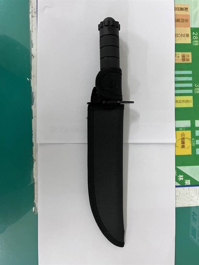 另经警方检视，黄男竟还随身带着一把开山刀。（翻摄照片／蔡明亘桃园传真）