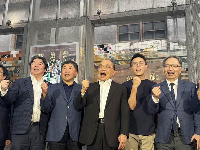 前行政院长苏贞昌与立委女儿苏巧慧18日在光点华山举办国片《疫起》包场活动。（黄婉婷摄）