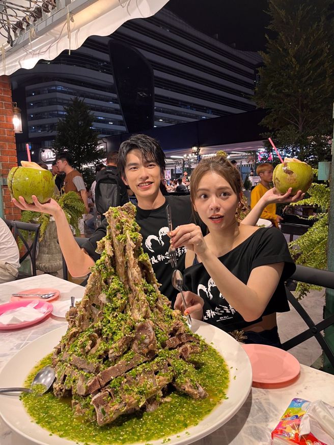 曾敬骅和宋芸桦去泰国夜市大啖火山排骨。（爱奇艺国际站提供）