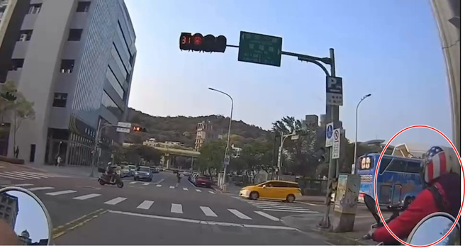 中山分局员警日前在植福路一带巡逻时，见一男子驾驶普重机行迹可疑。（简铭柱翻摄）